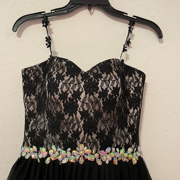 Short black dress with flirty skater skirt - Picture 3 of 5